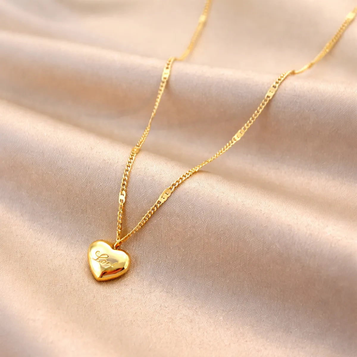heart pendant necklace for women with anti tarnish chain design