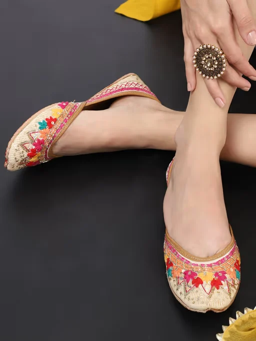 Embroidered Flower Design Jutti